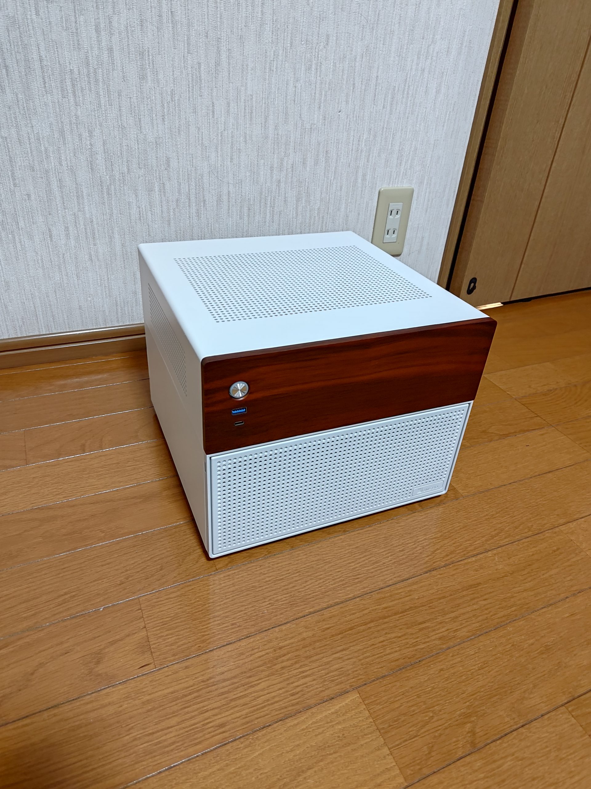 jonsbo N4 whiteレビュー - とものーと